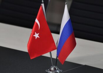 Турция рассчитывает на контакты с Россией по Украине, сообщил диписточник