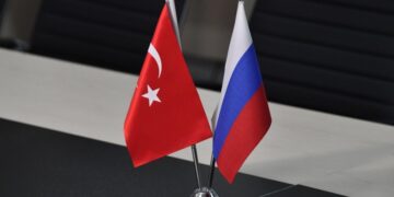 Турция рассчитывает на контакты с Россией по Украине, сообщил диписточник