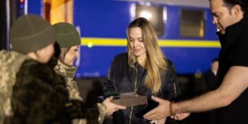 Украинские пограничники сделали подарок Джоли