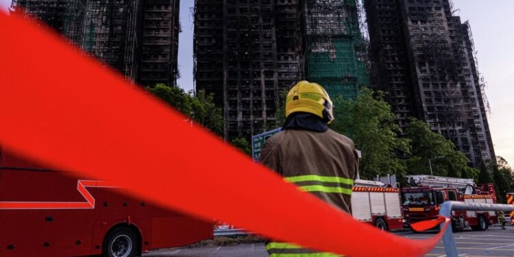 В Гонконге почтят память погибших при пожаре в жилом комплексе