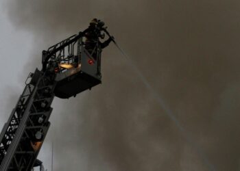 В Японии неделю не могут потушить крупный пожар