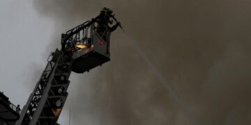 В Японии неделю не могут потушить крупный пожар