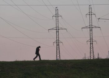 В нескольких областях Украины ввели аварийные отключения электроэнергии
