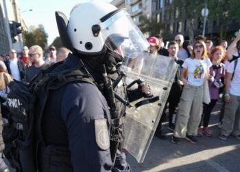 В Сербии студенты перекрыли улицу у парламента, чтобы провести акцию памяти