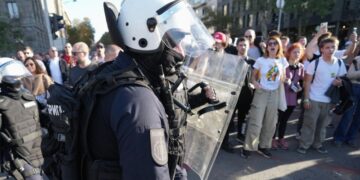 В Сербии студенты перекрыли улицу у парламента, чтобы провести акцию памяти