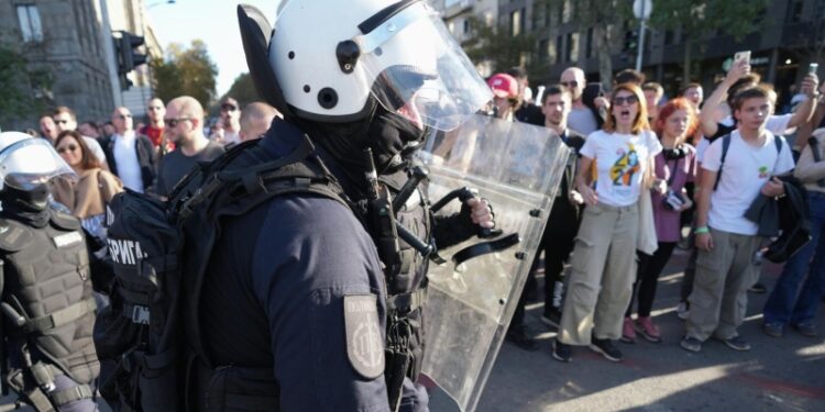 В Сербии студенты перекрыли улицу у парламента, чтобы провести акцию памяти