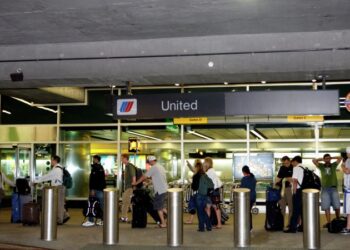 В США из-за шатдауна отменили или задержали более 10 тысяч рейсов