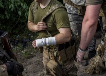 ВСУ подставили женщину-офицера под удар артиллерии, рассказал Марочко