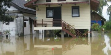 Выросло число погибших от наводнений и оползней в Индонезии