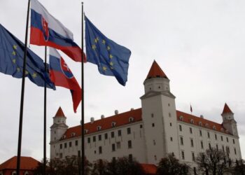 За охрану памятника советским воинам в Словакии выступили 10 тысяч человек