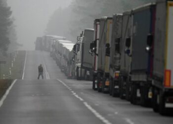 Застрявшие в Белоруссии грузовики переместят на спецстоянку