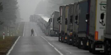 Застрявшие в Белоруссии грузовики переместят на спецстоянку