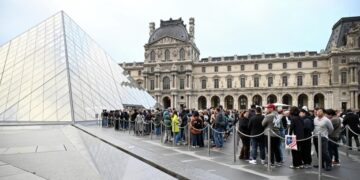 Библиотеку Лувра затопило грязной водой из-за протечки труб