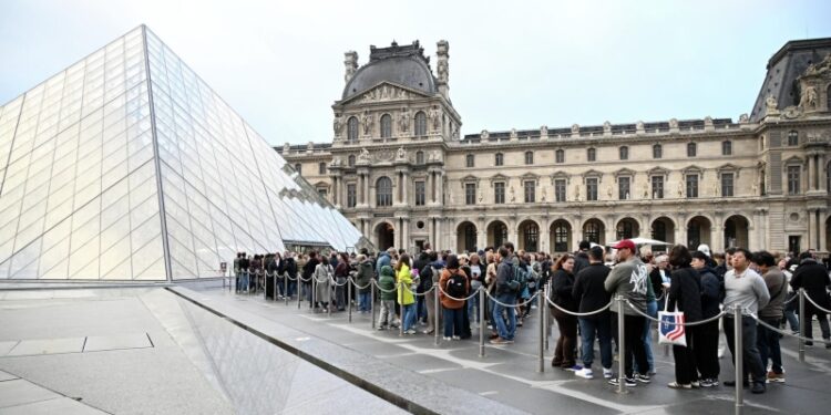 Библиотеку Лувра затопило грязной водой из-за протечки труб