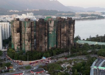 Число погибших при пожаре в Гонконге выросло до 151