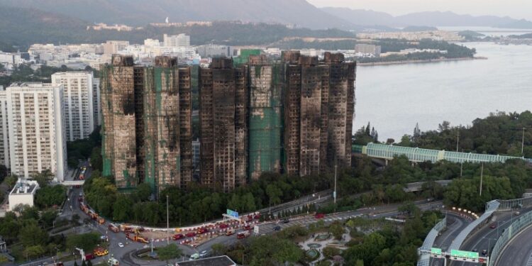 Число погибших при пожаре в Гонконге выросло до 151