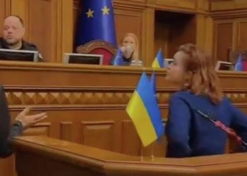 Депутаты Рады устроили потасовку у трибуны парламента