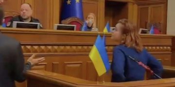 Депутаты Рады устроили потасовку у трибуны парламента