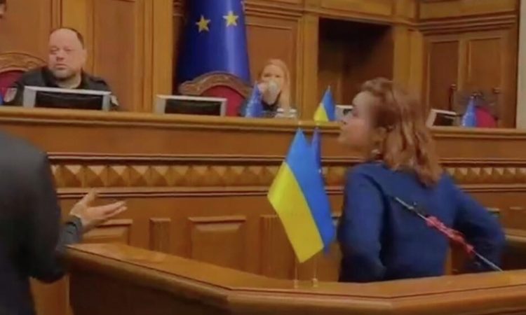 Депутаты Рады устроили потасовку у трибуны парламента