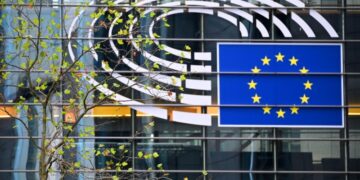 ЕС потратил больше денег на российский газ, чем на Украину, заявил Ландау