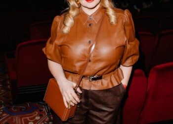 «Я абсолютно не шальная»: Ирина Пегова о том, что привлекает ее в мужчинах, а также неадекватных поклонниках и пластике