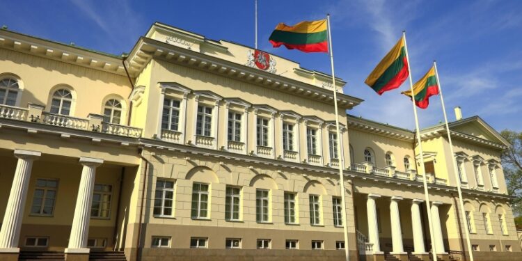 Литва объявила режим ЧС из-за воздушных шаров из Белоруссии