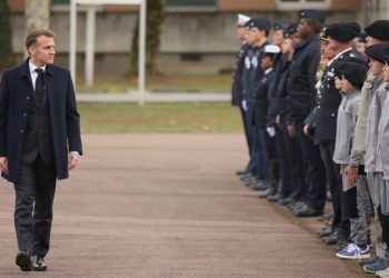 Макрон намерен запретить соцсети для подростков