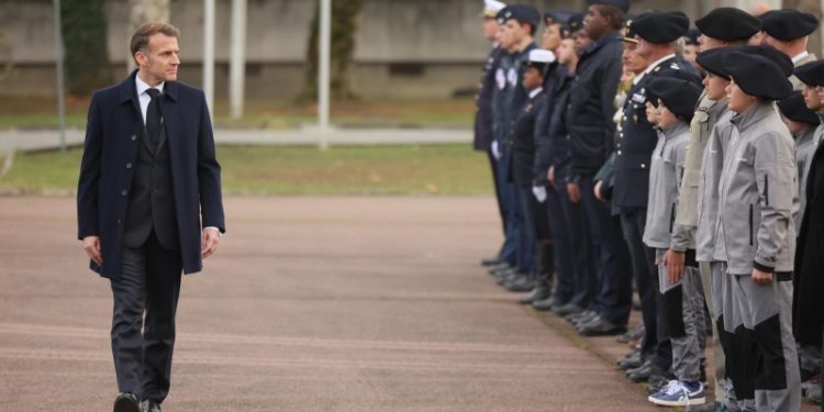Макрон намерен запретить соцсети для подростков