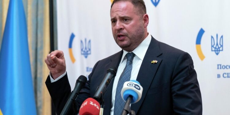 На Украине могут готовить документы для выезда Ермака из страны, пишут СМИ