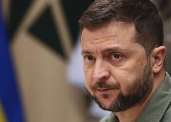 Опрос: большинство украинцев выступили против участия Зеленского в выборах