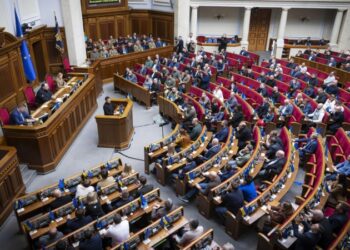 Отмена защиты русского языка нарушает конституцию, считает экс-депутат Рады