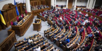 Отмена защиты русского языка нарушает конституцию, считает экс-депутат Рады