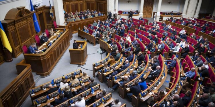 Отмена защиты русского языка нарушает конституцию, считает экс-депутат Рады