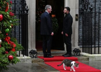 «Под порошком». Визит Зеленского в Лондон поразил пользователей Сети