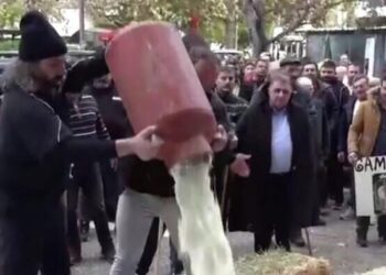 Протестующие греческие фермеры разбросали перед зданием суда сено и пшеницу