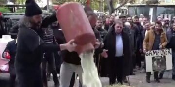 Протестующие греческие фермеры разбросали перед зданием суда сено и пшеницу