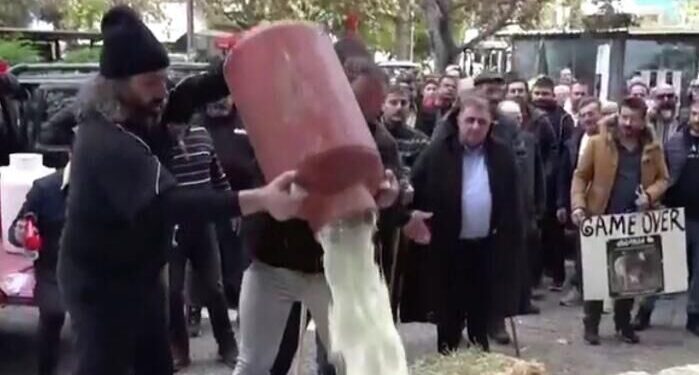 Протестующие греческие фермеры разбросали перед зданием суда сено и пшеницу