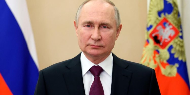 Путин поздравил туркменский народ с днем нейтралитета