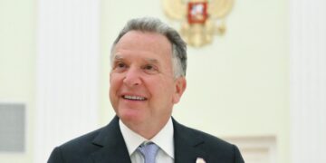 Самолет, на котором может находиться Уиткофф, летит в сторону Америки