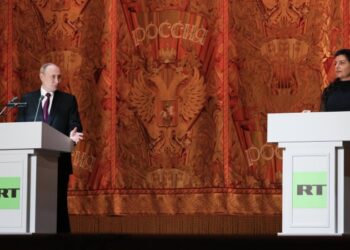 Симоньян подарила Путину вазу с надписью о воссоединении России с Украиной