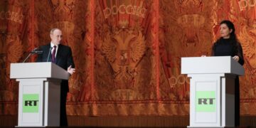 Симоньян подарила Путину вазу с надписью о воссоединении России с Украиной