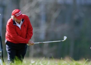 Трамп планирует реконструировать поля для гольфа в Вашингтоне, пишут СМИ