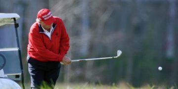 Трамп планирует реконструировать поля для гольфа в Вашингтоне, пишут СМИ