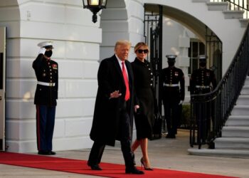 Трамп рассказал, почему не убрали елки ради гостей концерта Бочелли