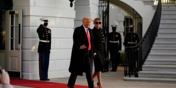 Трамп рассказал, почему не убрали елки ради гостей концерта Бочелли