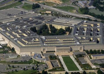 В Пентагоне провели первую в истории церемонию зажжения елки