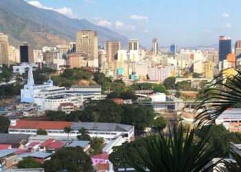 Венесуэла приняла рейсы с мигрантами из США и Мексики, заявил глава МИД