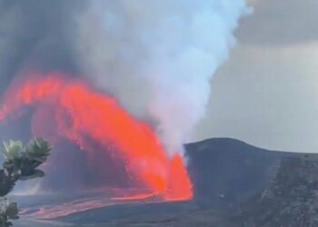 Вулкан на Гавайях выпустил фонтан лавы высотой выше 350 метров