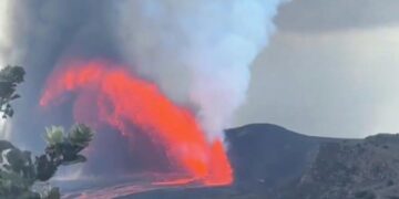 Вулкан на Гавайях выпустил фонтан лавы высотой выше 350 метров